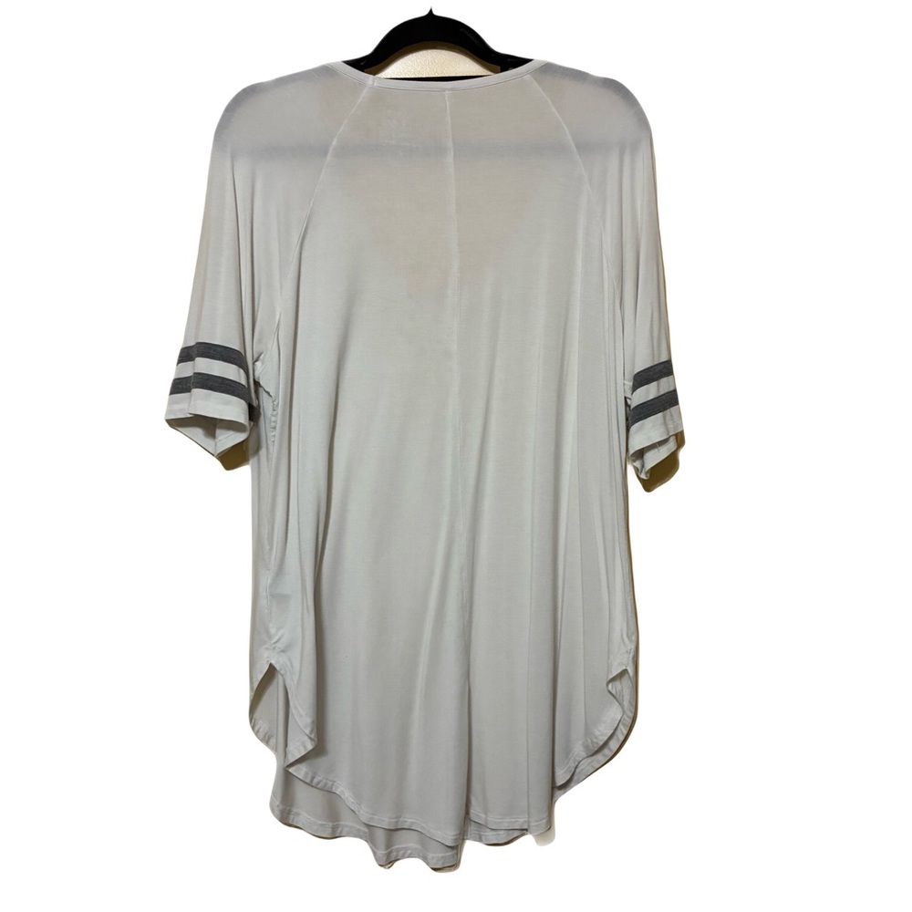 Torrid Super Soft Knits Varisty Tee Women’s 2 White Round Hem V-Neck T-Shirt - Picture 3 of 9
